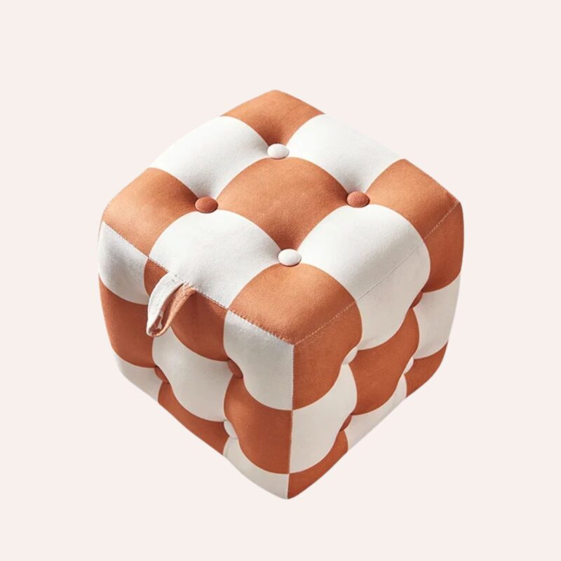 Pouf Design Sculptural Damier Orange Blanc Artistique Décoratif Moderne – Image 4