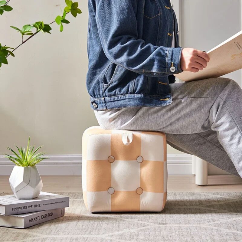 Pouf Design Sculptural Damier Orange Blanc Artistique Décoratif Moderne – Image 5